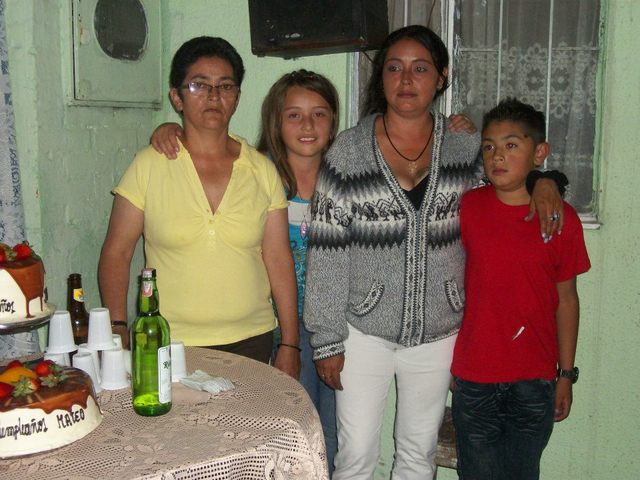 mis 12 años con mi hermano, mi mami y mi abue