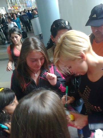 Fanny Lu autografiando mi CD