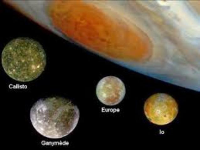 Galileo Galilei observa cuatro lunas en Júpiter