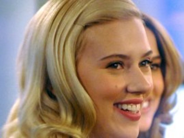 Scarlett Johansson announces engagement