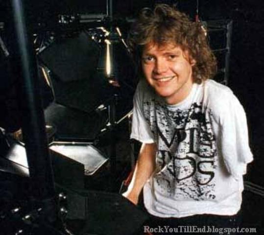 Rick Allen loses his arm tradgically