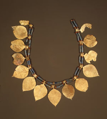 Headdress with leaf–shaped ornaments