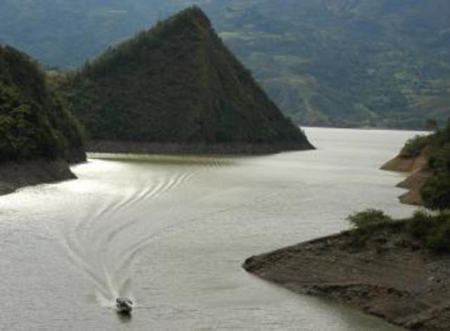 SE INICIO LA CONSTRUCCION DEL EMBALSE LA REGADERA, EN CONFLUENCIA DE LOS RIOS CURUBITAL Y CHIZACA.