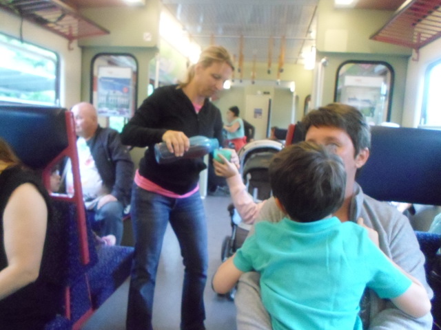 ΠΡΩΙΝΟ ΣΤΑ ΒΑΓΟΝΙΑ ΤΟΥ ΤΡΕΝΟΥ