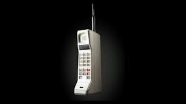 Motoola makes the mobile phone in the 1980s