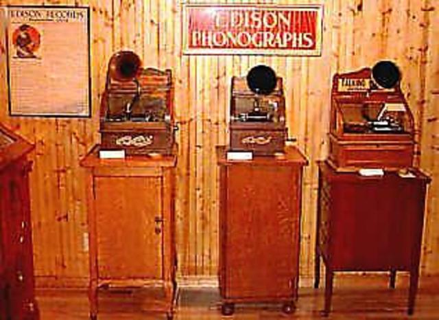 First Coin-Operated Phonograph Installed in Palais Royale