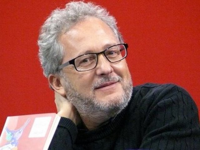 Premio Nacional de Cuento y beca Nacional de Novela