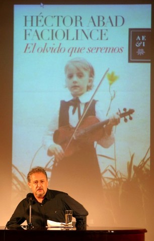 premio Casa de América Latina de Portugal por el libro "El olvido que seremos"