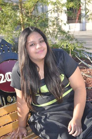 María José en una sesión de fotos para sus XV.