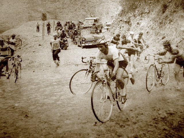 La clase alta trae consigo la bicicleta a Colombia.
