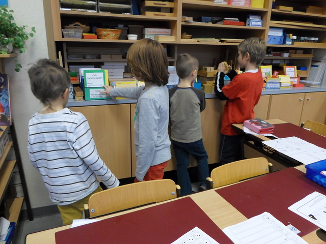 ΤΑ ΜΕΓΑΛΑ ΠΑΙΔΙΑ ΕΞΕΡΕΥΝΟΥΝ ΤΟ ΔΗΜΟΤΙΚΟ ΣΧΟΛΕΙΟ ΤΗΣ ΓΕΙΤΟΝΙΑΣ