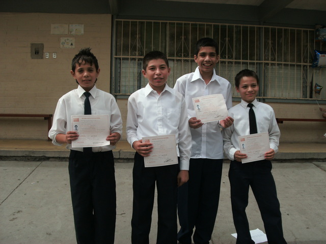 Concluye sus estudios de nivel primaria.