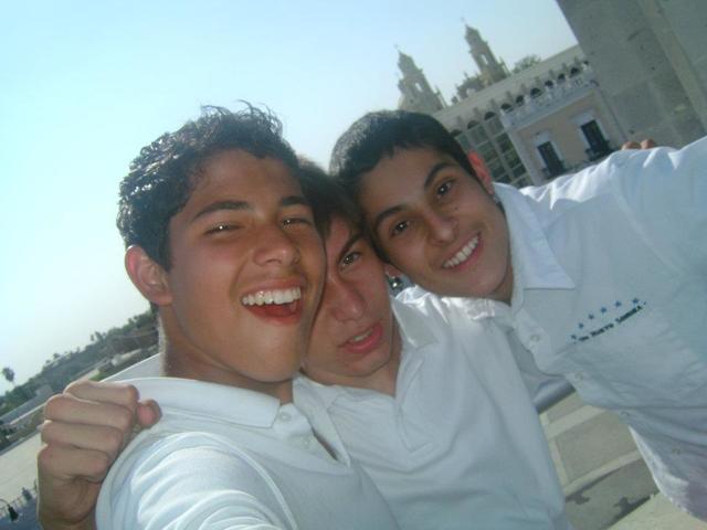 Continua con sus estudios ingresando a secundaria.