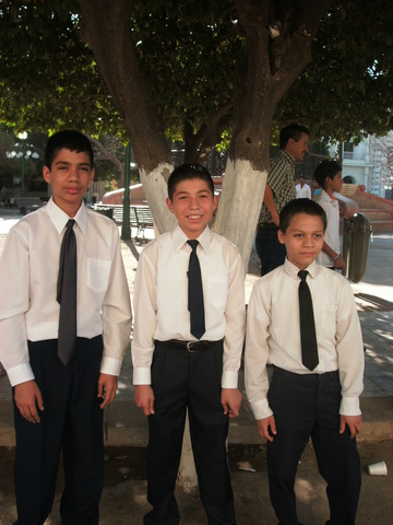 Comienza sus estudios de educación primaria en la institución Colegio Sonora Profr. José Lafontaine.