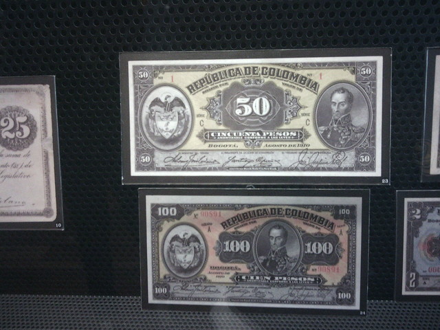 El Banco de la República parte los billetes por la mitad.