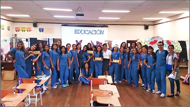 Inicia su carrera profesional como licenciada en educación Preescolar.