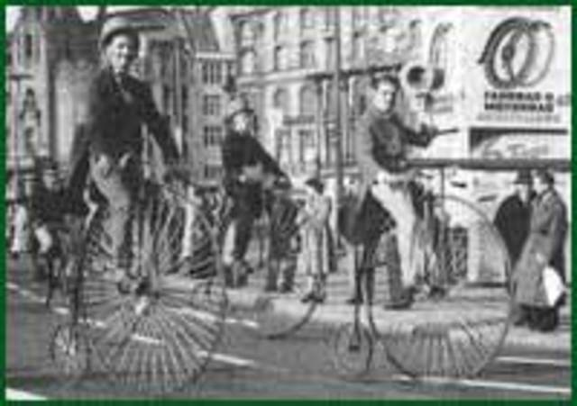 En 1869, en Gran Bretaña se introdujeron neumáticos de goma maciza montados en el acero, y el vehículo fue el primero en ser patentado con el nombre moderno de bicicleta.