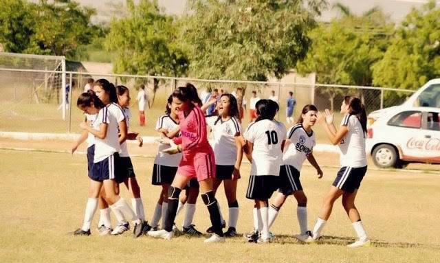 Debute Jugando futbol