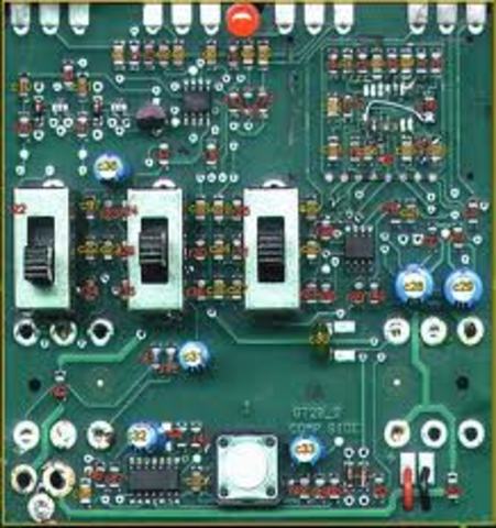 APARECE EL CIRCUITO INTEGRADO