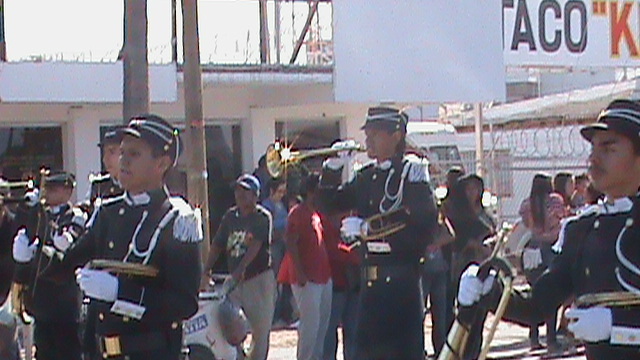 Desfile de la banda de guerra en la preparatoria.