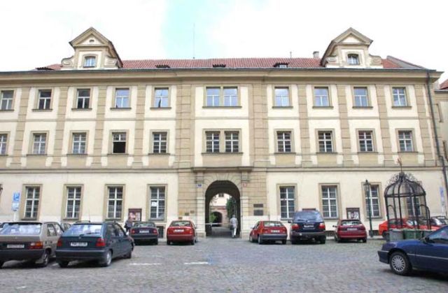 Первая балетная школа была во Франции. Терминология балета образовалась там. Почти каждое движение в балете описывается французским словом или фразой.