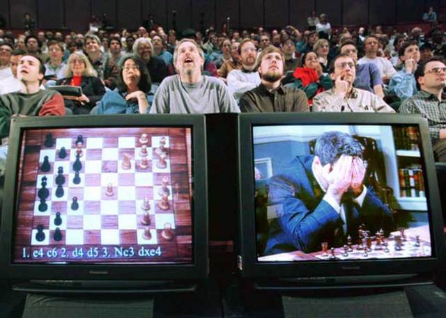 Una máquina lucha contra el hombre y gana (Big Blue gana al ajedrez al campeón mundial Kasparov)