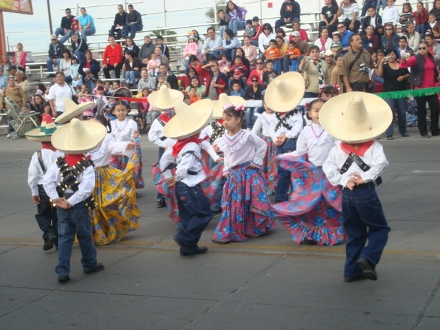PARTICIPO EN SU PRMER DESFILE