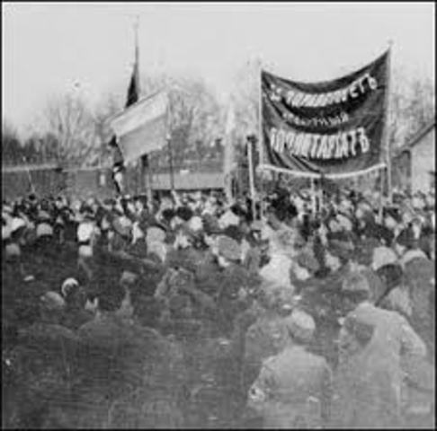 Vladimir Lenin and the Bolsheviks capture the Winter Palace