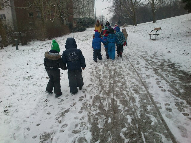 ΠΕΡΙΠΑΤΟΣ ΣΤΟ ΧΙΟΝΙΣΜΕΝΟ ΠΑΡΚΟ ΤΗΣ ΓΕΙΤΟΝΙΑΣ