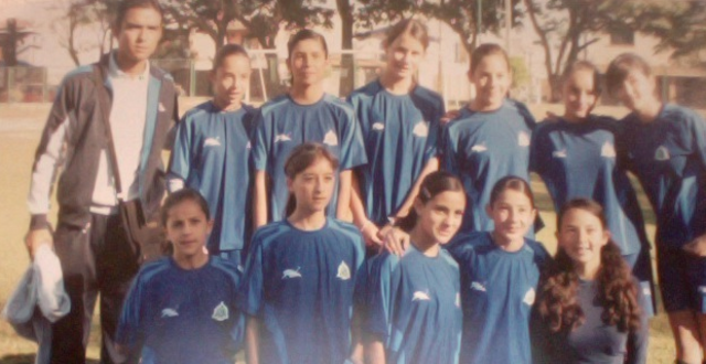 Juego mi primer partido de futbol en un equipo de mixto.