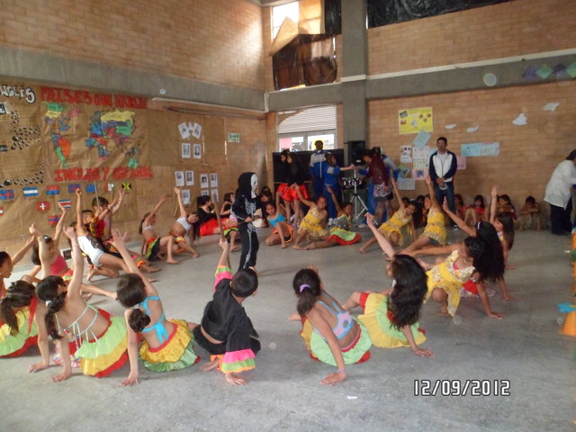 PRIMERA  MUESTRA  DE DANZA