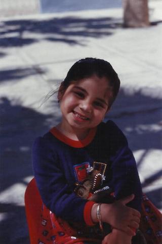 Ya tenía 4 años, aquí con mi juguete favorito.