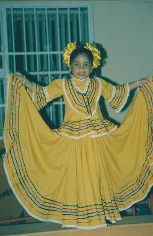 En uno de los bailables del kinder donde participé, aquí ya tenía 5 años.