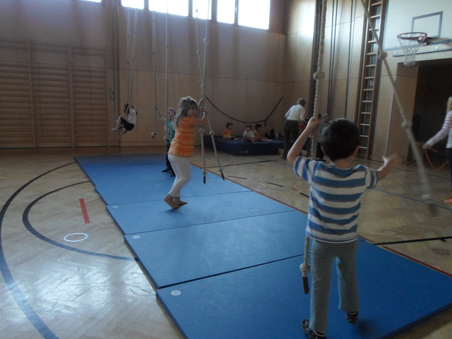 ΕΟΡΤΑΣΜΟΣ ΤΩΝ ΓΕΝΕΘΛΙΩΝ ΣΤΗ ΜΕΓΑΛΗ ΑΙΘΟΥΣΑ ΤΟΥ ΓΥΜΝΑΣΤΗΡΙΟΥ