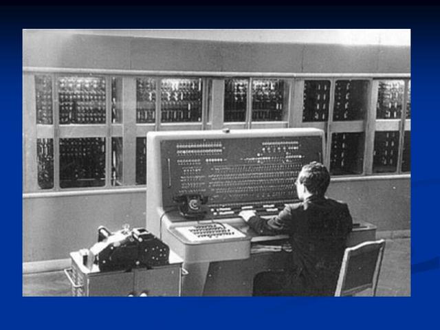 первый копьютер ENIAC в США представлен публике