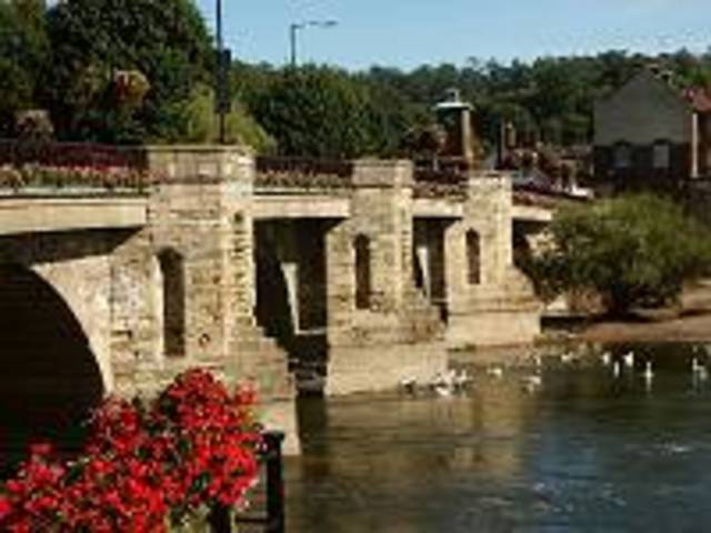 Bridge built in this split level town in 1823