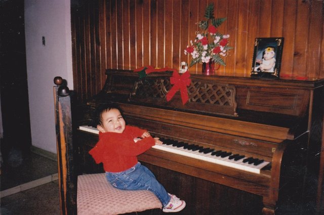 aprendio a tocar piano.