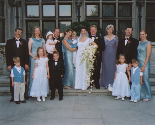 Fuì a la boda de mi tia en 2002. Era primavera y hacia fresco. Un cancion popular era 'Foolish' de Ashanti.