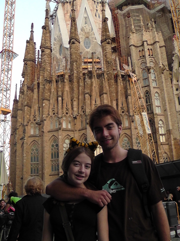 Fuì a Barcelona en 2011 visitar mi hermano. Era invierno y era frio. Un cancion popular era 'Lights' de Ellie Goulding.