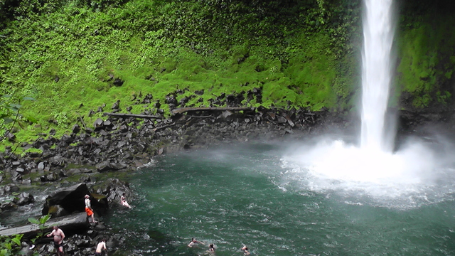 Fuì a Costa Rica en 2013. Era primavero y era fresco. Un banda de moda era Imagine Dragons.