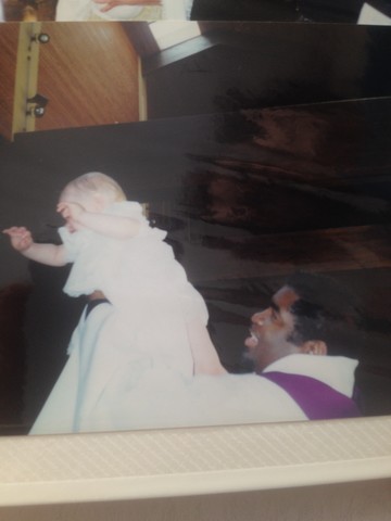 Nos bautizé en la iglesia.