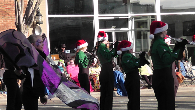Anduve en una parada de navidad con el banda en 2013.  Era invierno y era mucho frio. Un cancion popular era 'Royals' de Lorde. Tocaba 'Jingle Bells.'