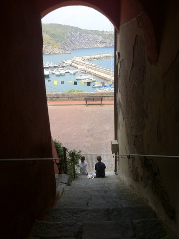 Fuì a Italia con mi familia en 2014. Era verano y era mucho calor. Un cantante de moda era Iggy Azalea.