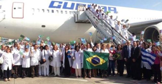 Arriban a Brasil médicos cubanos.