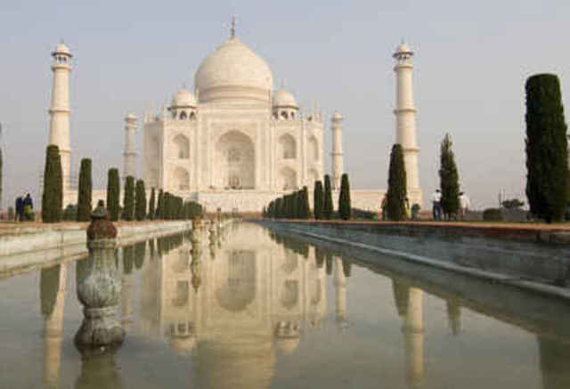 Shah Jahan moves the capital from Agra to Shahjahanabad (Delhi)