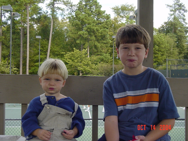 mi hermano era naci en abril de 2000