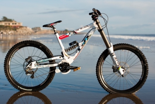 La primera bicicleta con doble suspensión