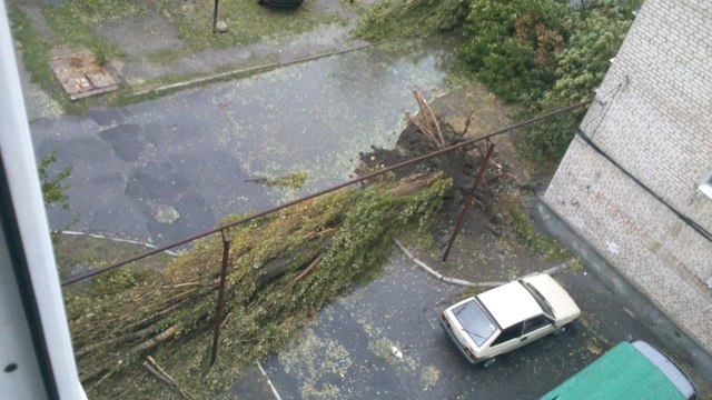 9.10. Улица 12 Декабря частично перекрыта из-за поваленного билборда.