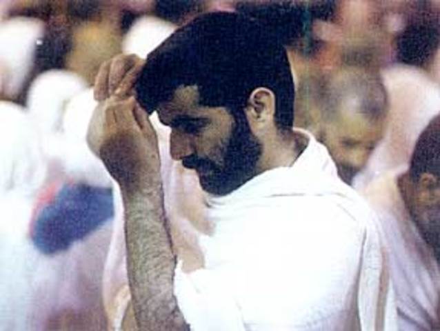 قص شعره أو يحلقه على حسب عادته من قبل.