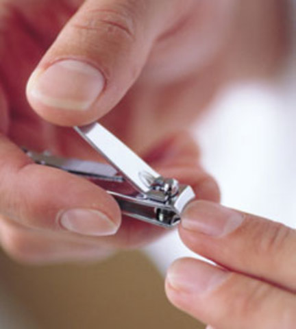 يقص أظفاره ويزيل عانته.